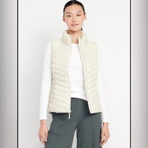 Old Navy Women's White Quilted puffer Vest size XS fits Small NWOT